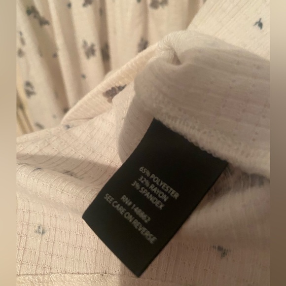 Torrid Lilith Ditsy floral top size 2 (2x 18-20) in cream color - Picture 6 of 8